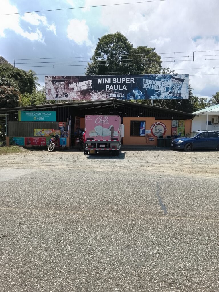 mini super  Paula . Sandalo osa peninsula 