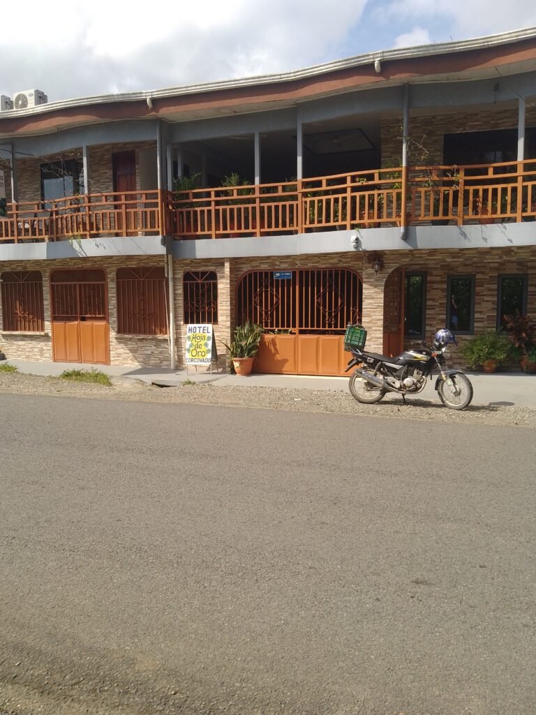 https://www.hotelhojadeoro.com/